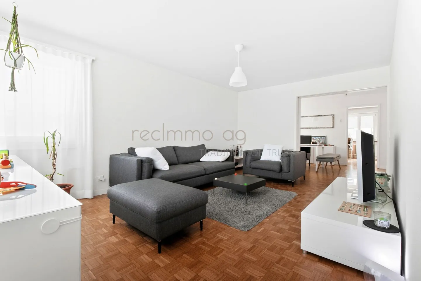 Appartamento affascinante di 4,5 stanze con grande terrazza, porzione di giardino e vista panoramica - Foto 2 di 12
