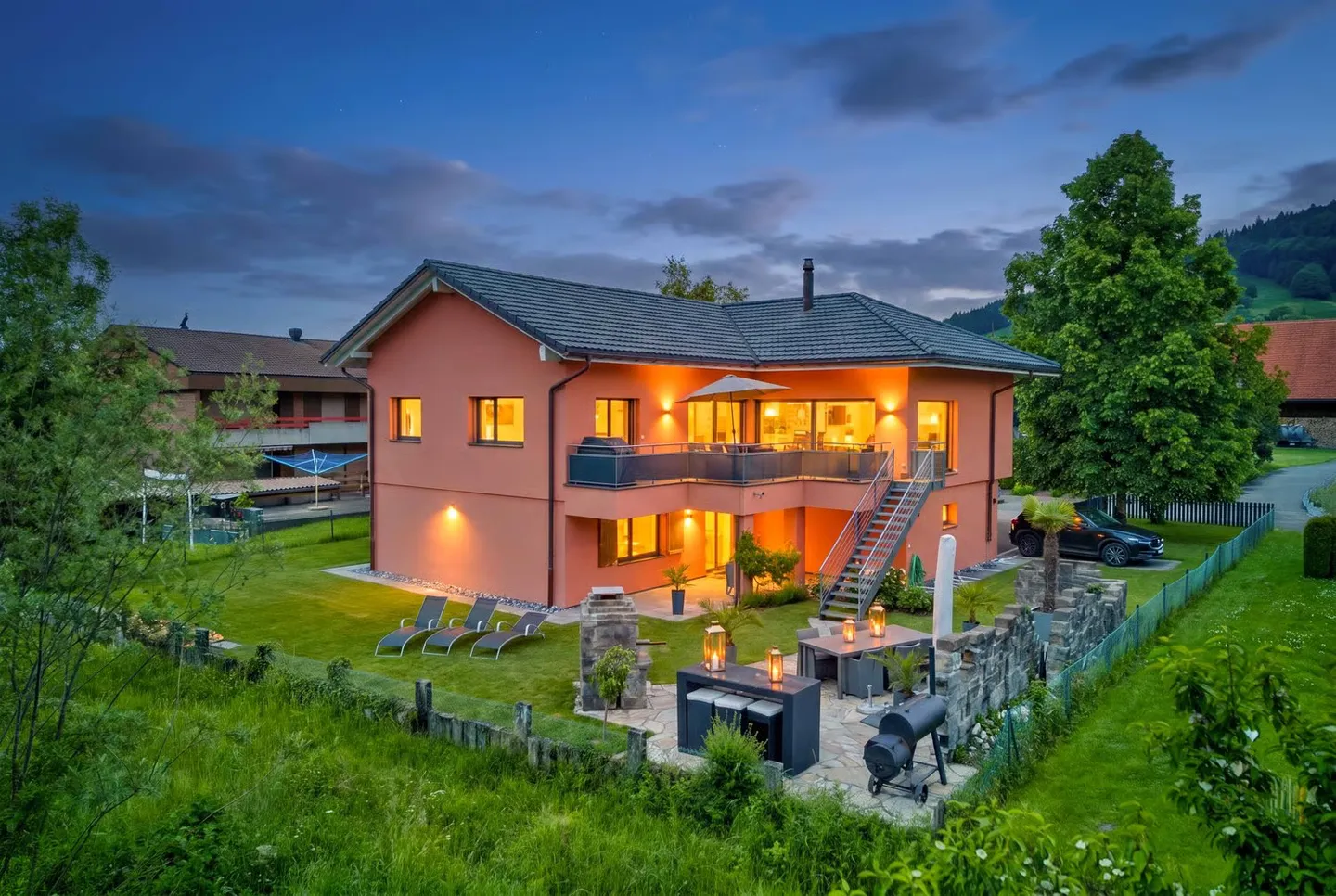 Dreamlike 6.5-room single-family house with a separate apartment in a privileged riverside location - Photo 1 of 17