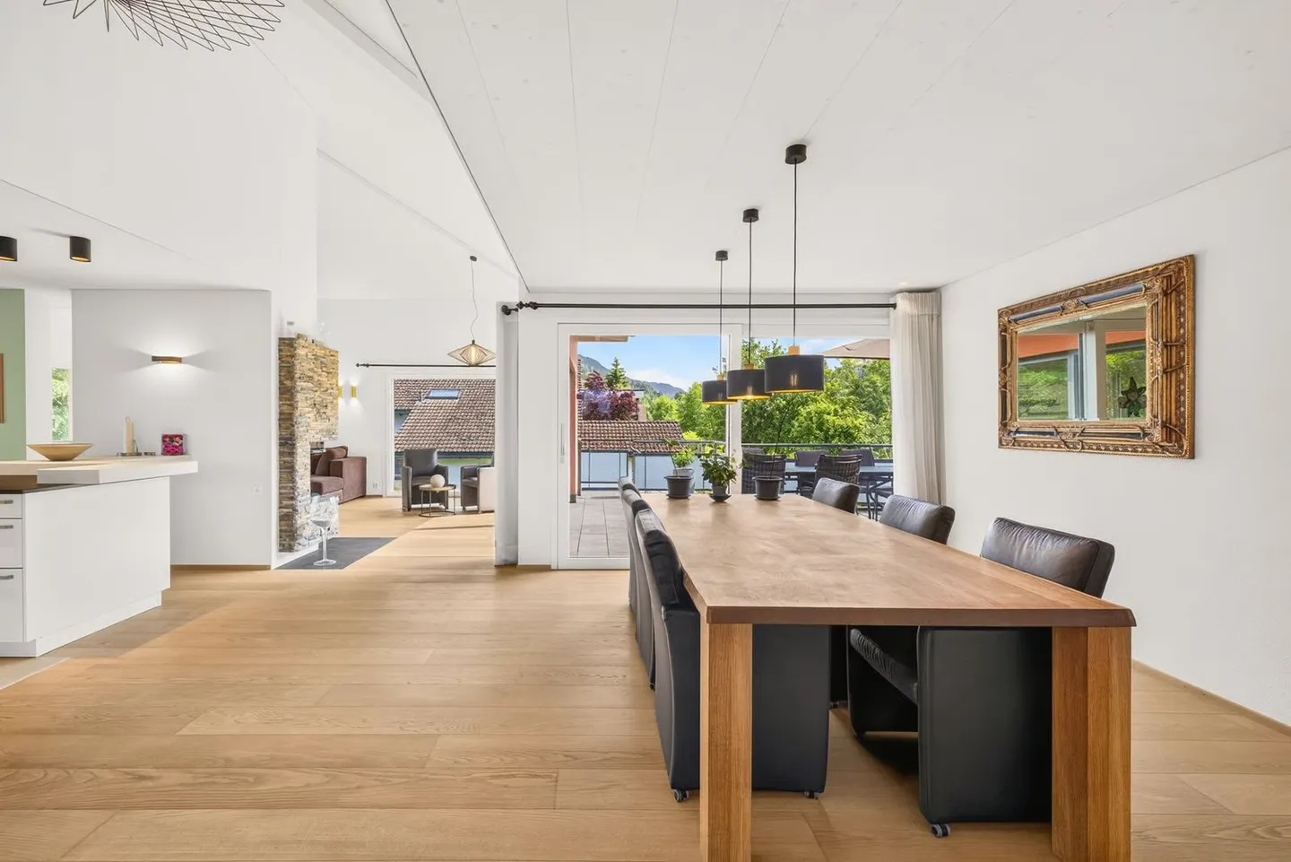Dreamlike 6.5-room single-family house with a separate apartment in a privileged riverside location - Photo 3 of 17