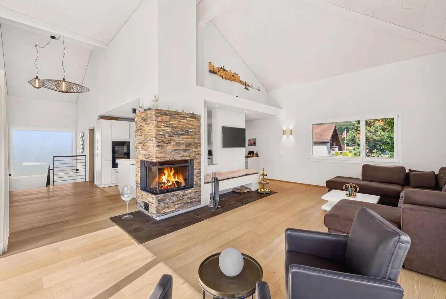 Dreamlike 6.5-room single-family house with a separate apartment in a privileged riverside location - Photo 4 of 17