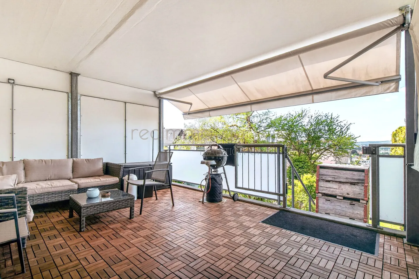 Appartamento affascinante di 4,5 stanze con grande terrazza, porzione di giardino e vista panoramica - Foto 4 di 12