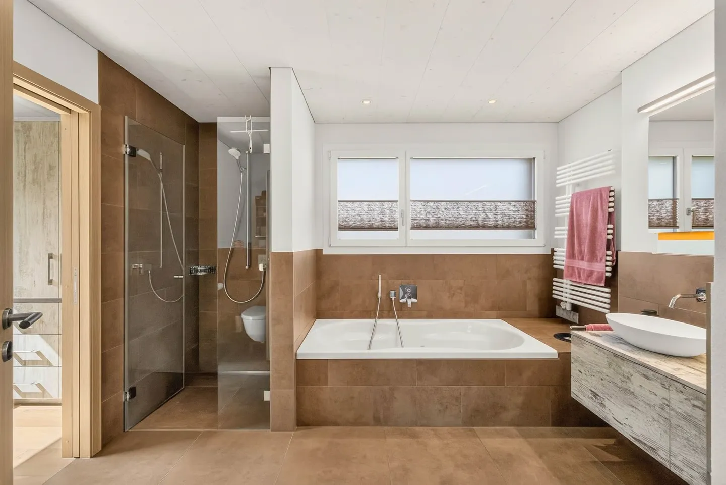 Dreamlike 6.5-room single-family house with a separate apartment in a privileged riverside location - Photo 11 of 17