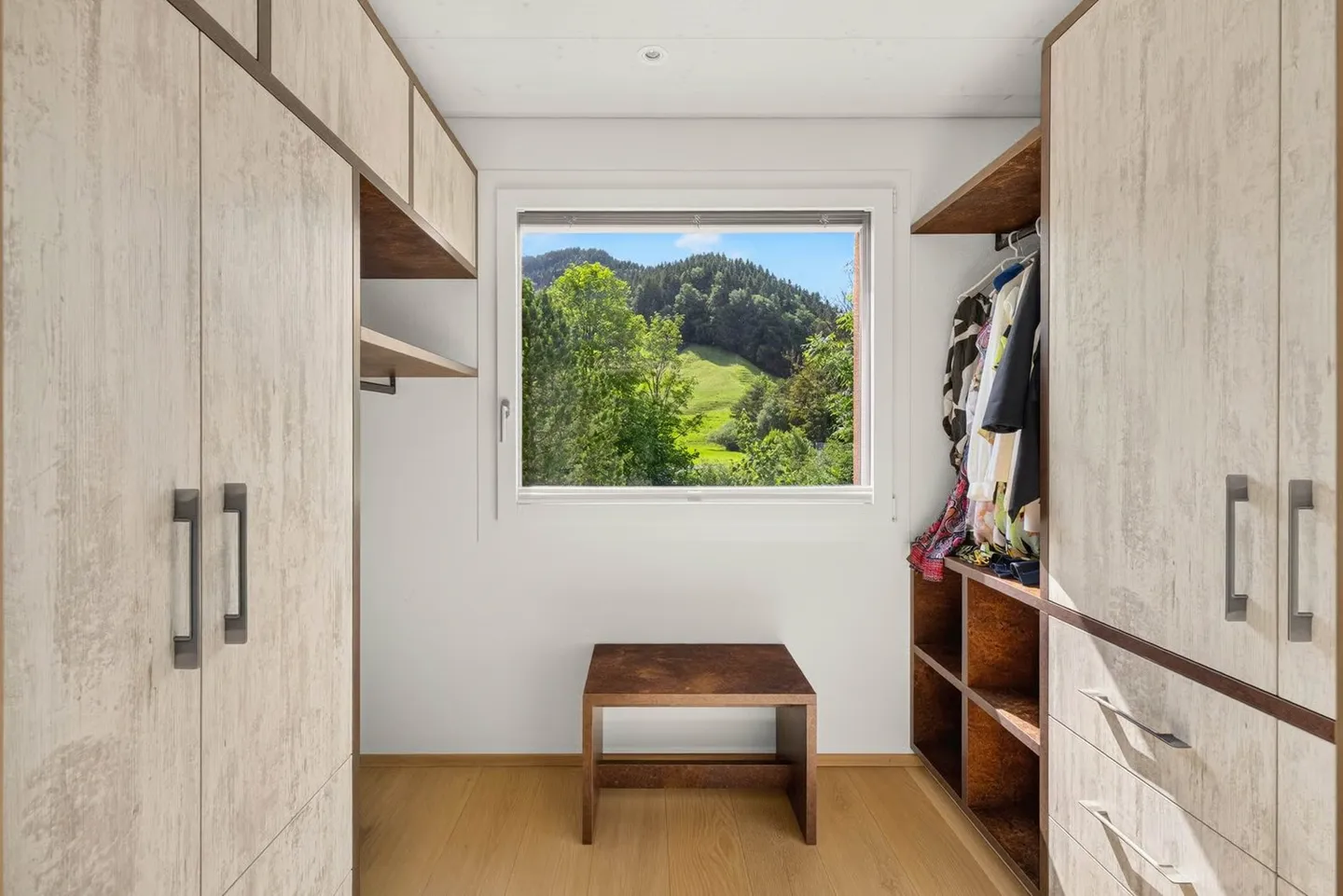 Dreamlike 6.5-room single-family house with a separate apartment in a privileged riverside location - Photo 12 of 17