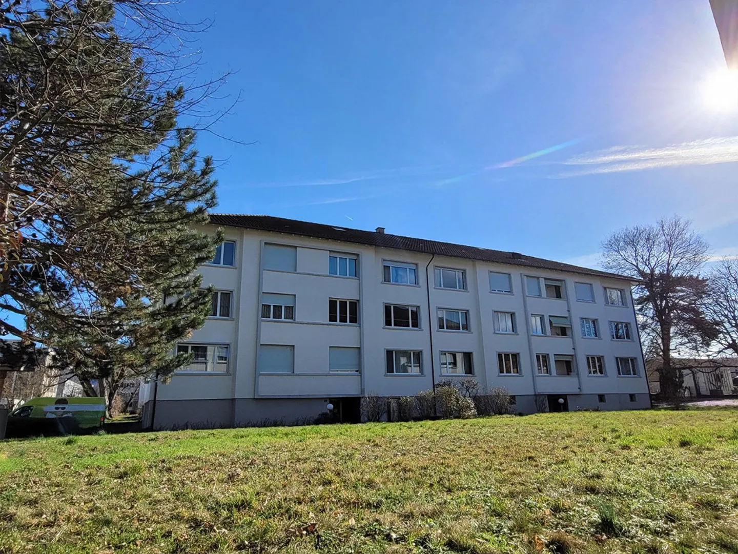 Bel appartement 2 pièces ensoleillé près du centre du village et pourtant très calme - Photo 2 sur 16