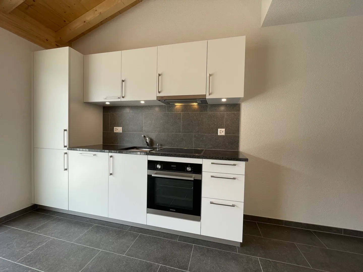 Magnificent 2.5 room apartment on the 1st floor with sunny balcony - Photo 2 of 8