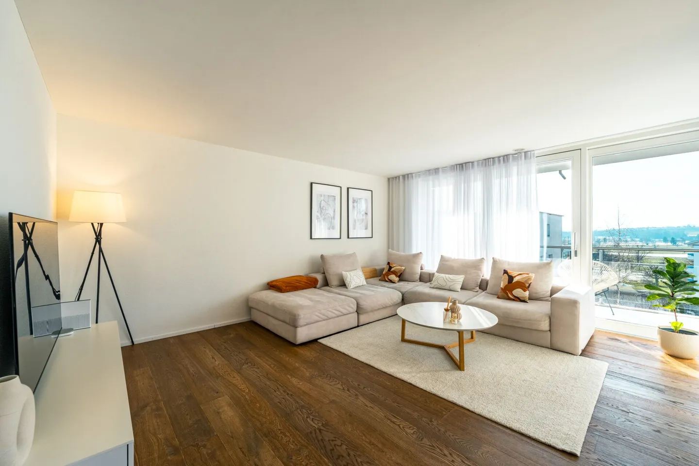 Spacious and Bright Family Apartment with a View - Photo 3 of 19