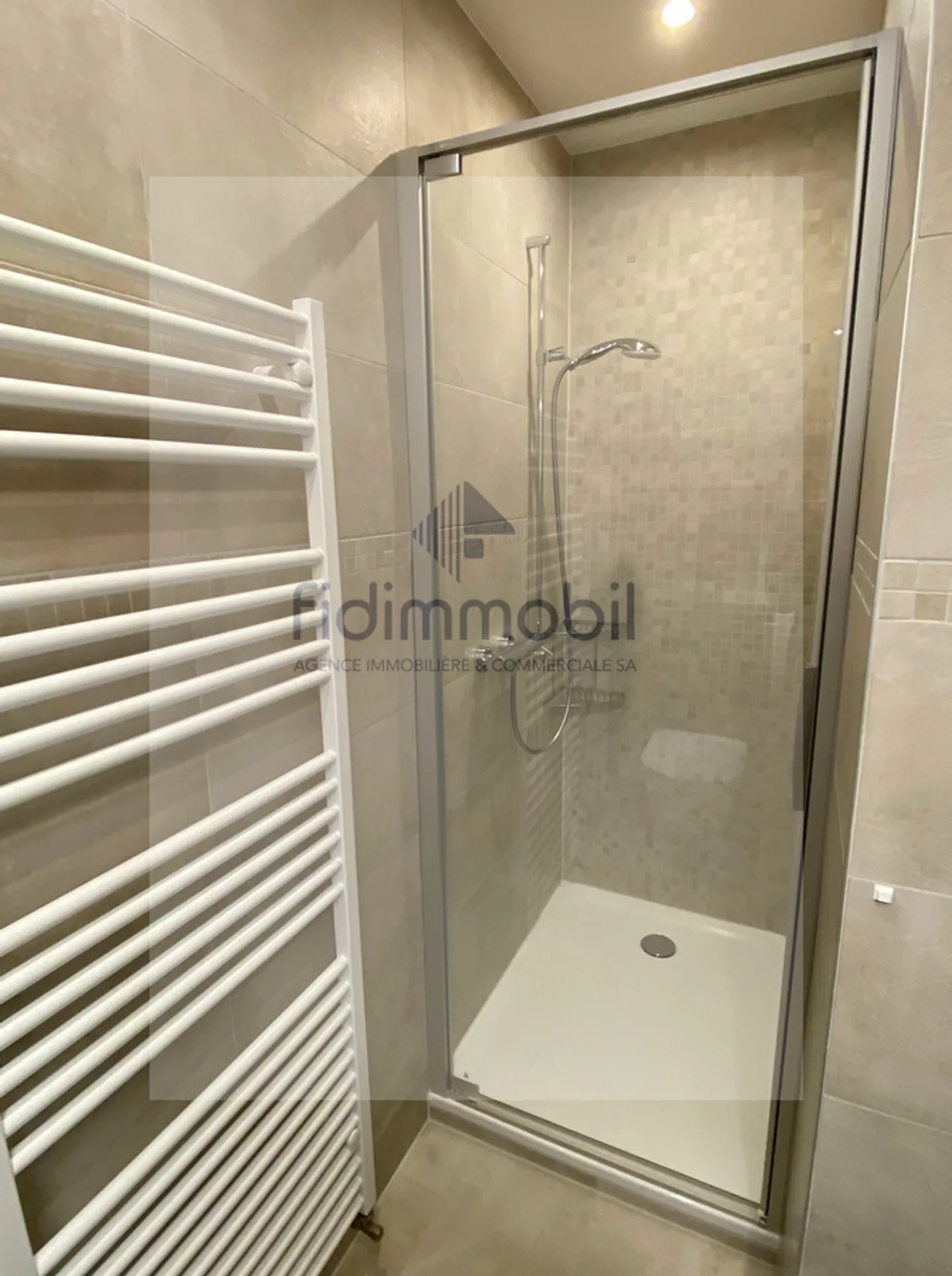 APPARTAMENTO COMPLETAMENTE RISTRUTTURATO CON VISTA IMPAREGGIABILE SUL LAGO - Foto 9 di 10