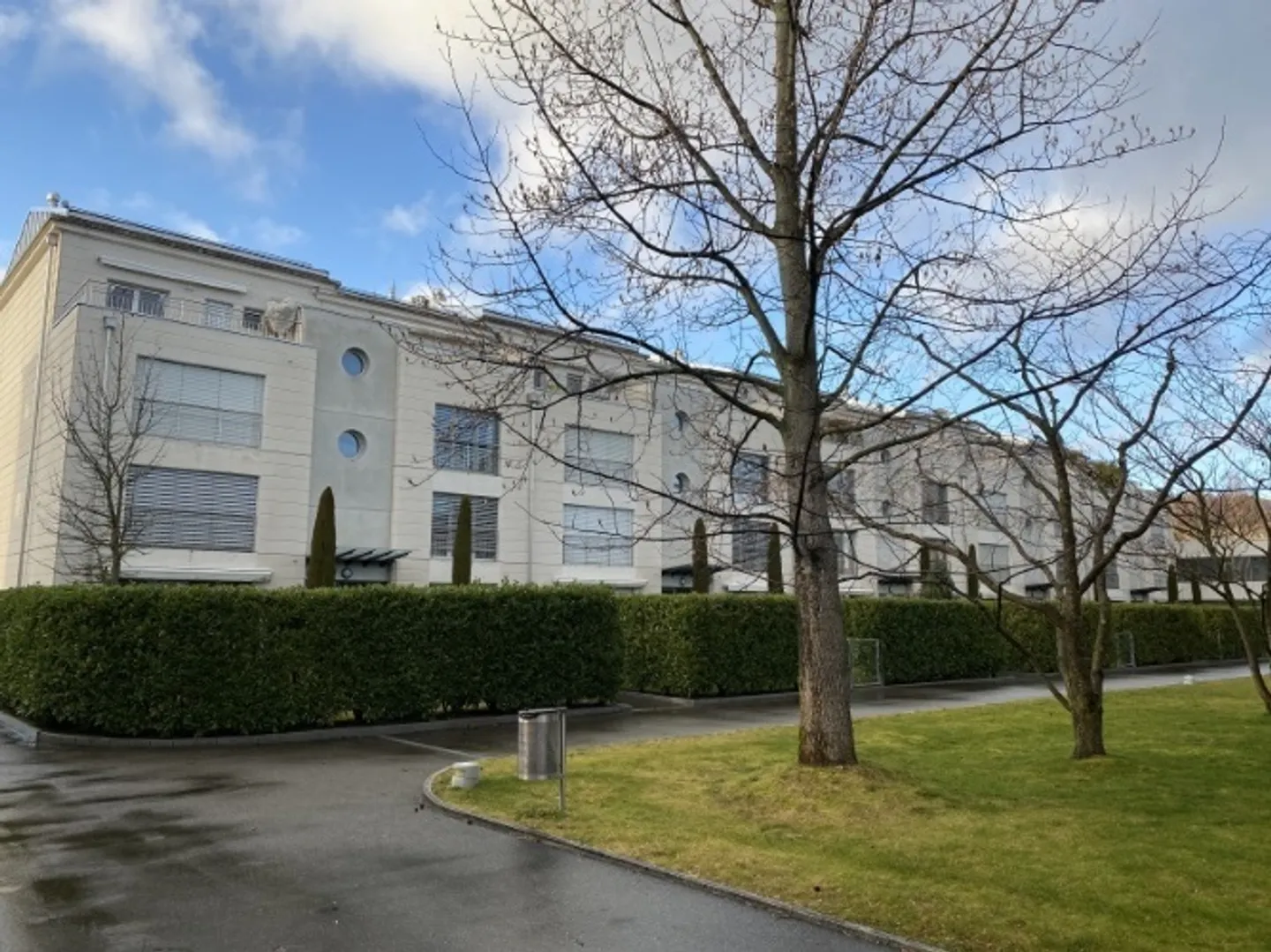 Modern 5½ room apartment with garden, fireplace and wine cellar - Photo 1 of 6