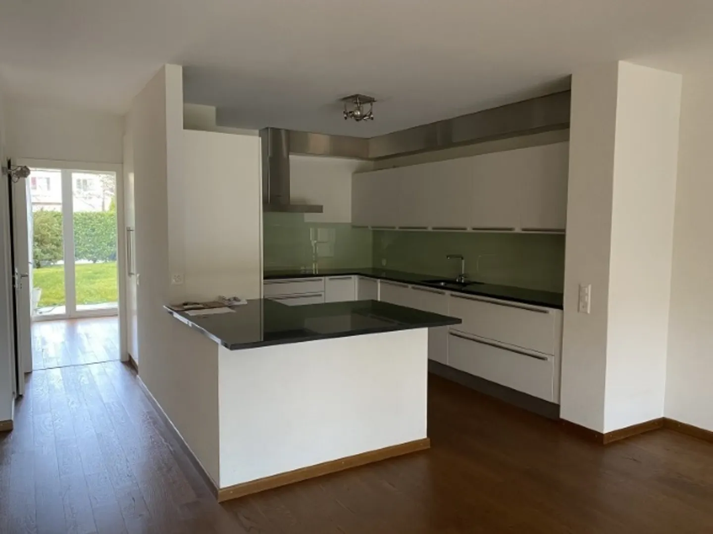 Modern 5½ room apartment with garden, fireplace and wine cellar - Photo 2 of 6