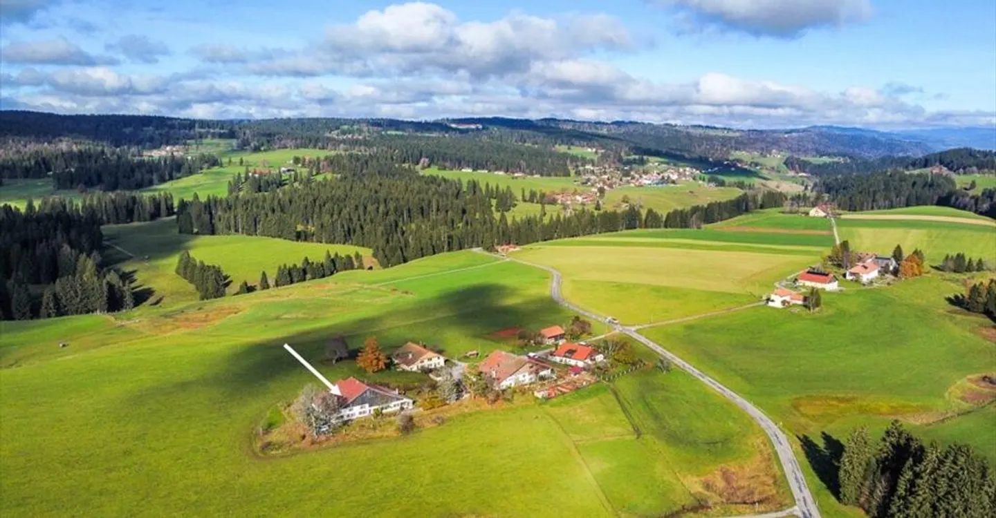 Wunderschön renoviertes neuchâteloises Reihenhaus mit 6,5 Zimmern - Foto 2 von 12