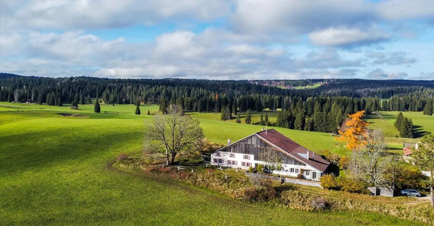 Wunderschön renoviertes neuchâteloises Reihenhaus mit 6,5 Zimmern - Foto 3 von 12