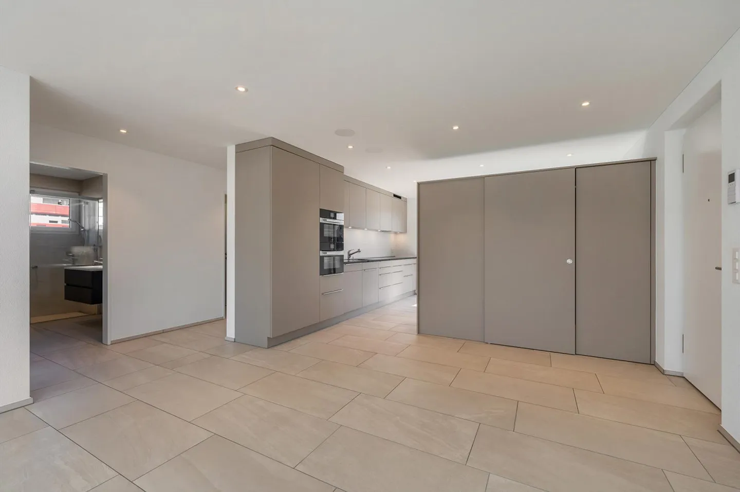 Central living with plenty of light and view - Photo 2 of 9