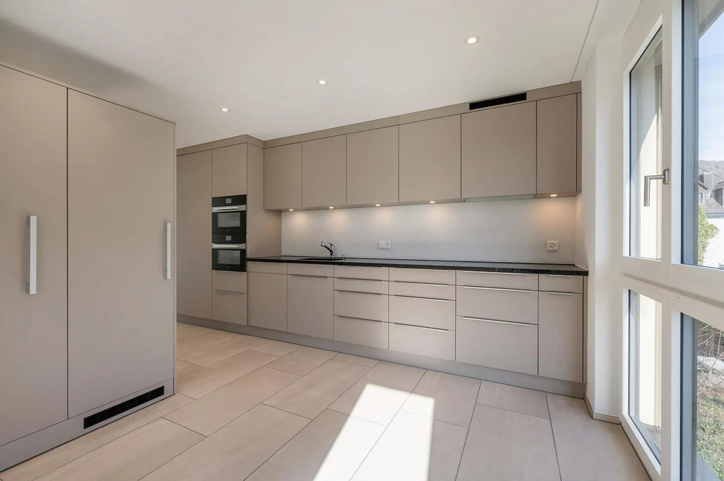 Central living with plenty of light and view - Photo 3 of 9