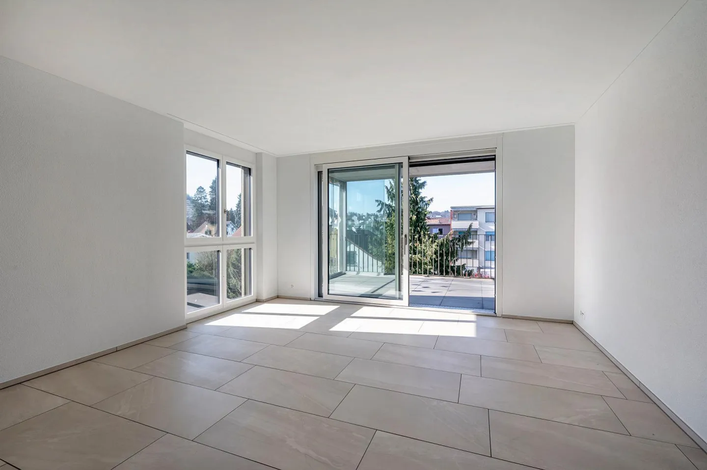 Central living with plenty of light and view - Photo 4 of 9