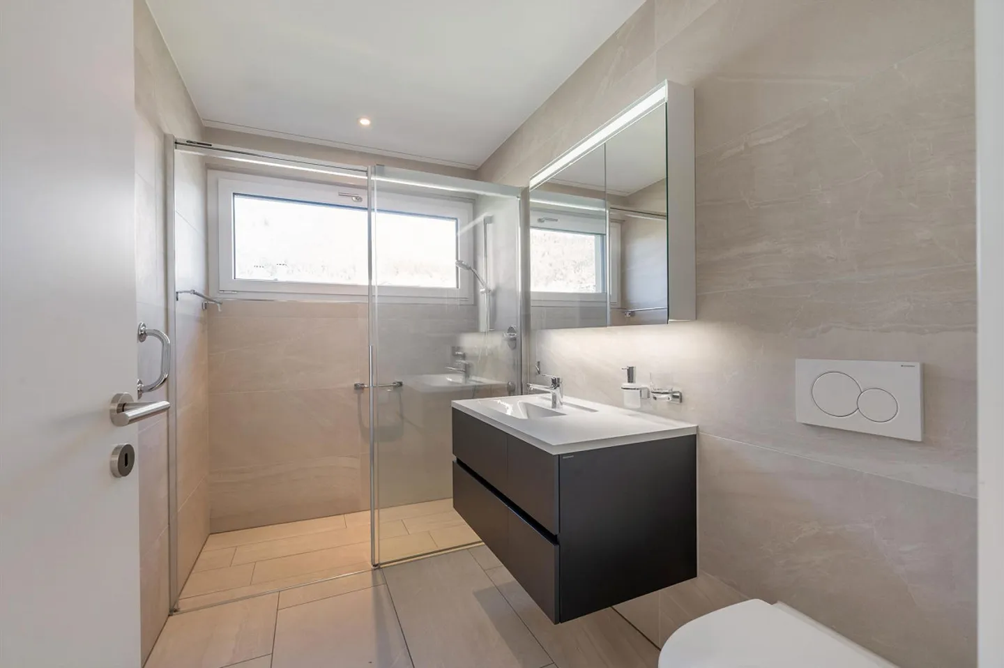 Central living with plenty of light and view - Photo 5 of 9