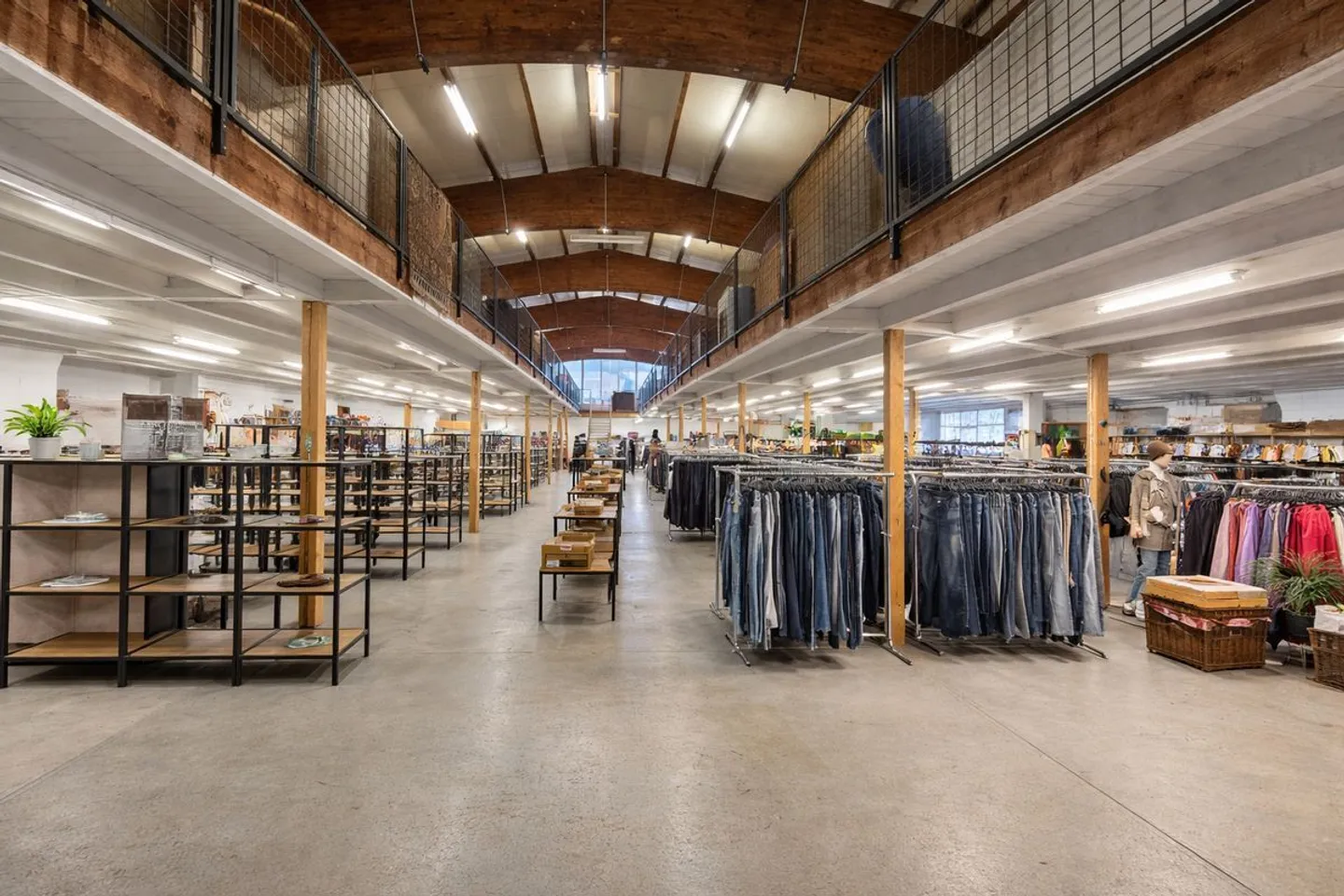 ATTRACTIVE COMMERCIAL SPACE IN A CENTRAL LOCATION - FLEXIBLE, SPACIOUS AND LOGISTICALLY OPTIMAL - Photo 3 of 10