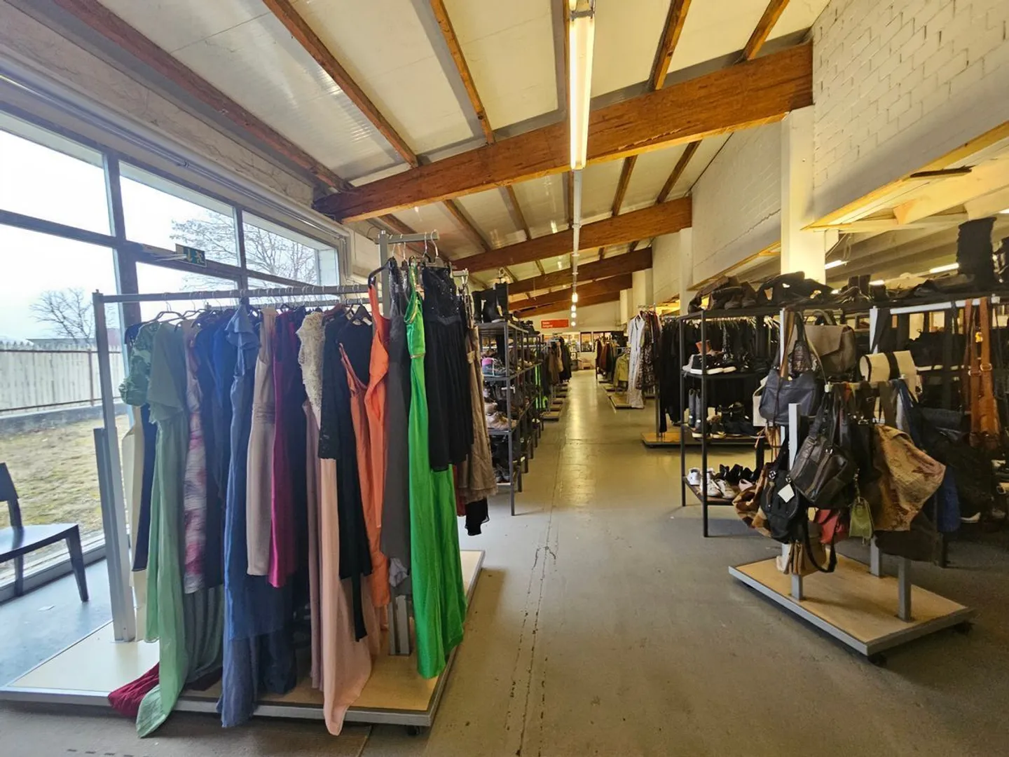 ATTRACTIVE COMMERCIAL SPACE IN A CENTRAL LOCATION - FLEXIBLE, SPACIOUS AND LOGISTICALLY OPTIMAL - Photo 4 of 10