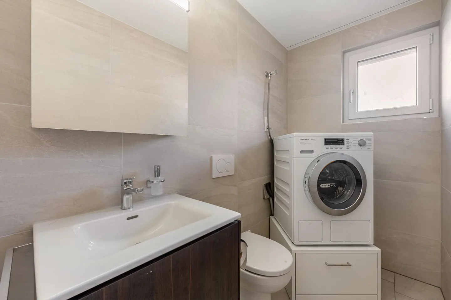 Central living with plenty of light and view - Photo 6 of 9