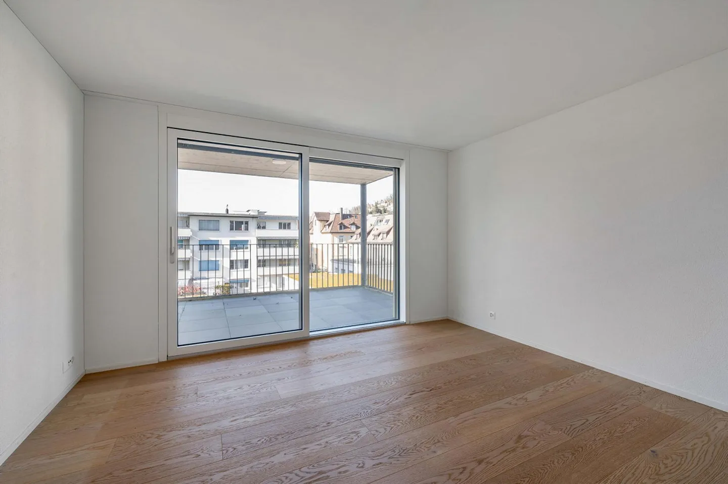 Central living with plenty of light and view - Photo 7 of 9