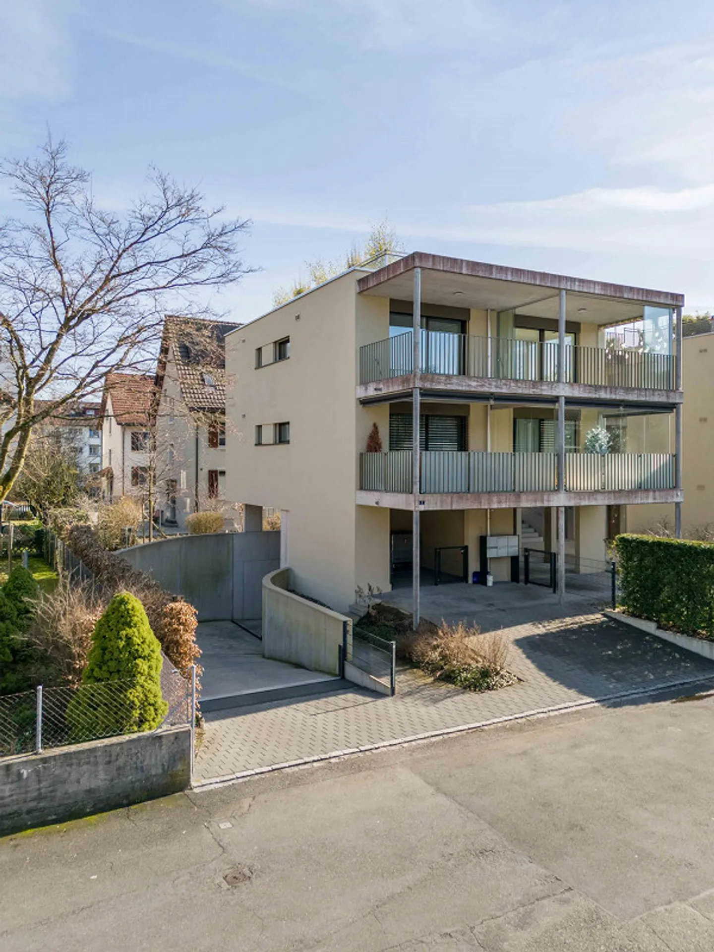 Central living with plenty of light and view - Photo 8 of 9