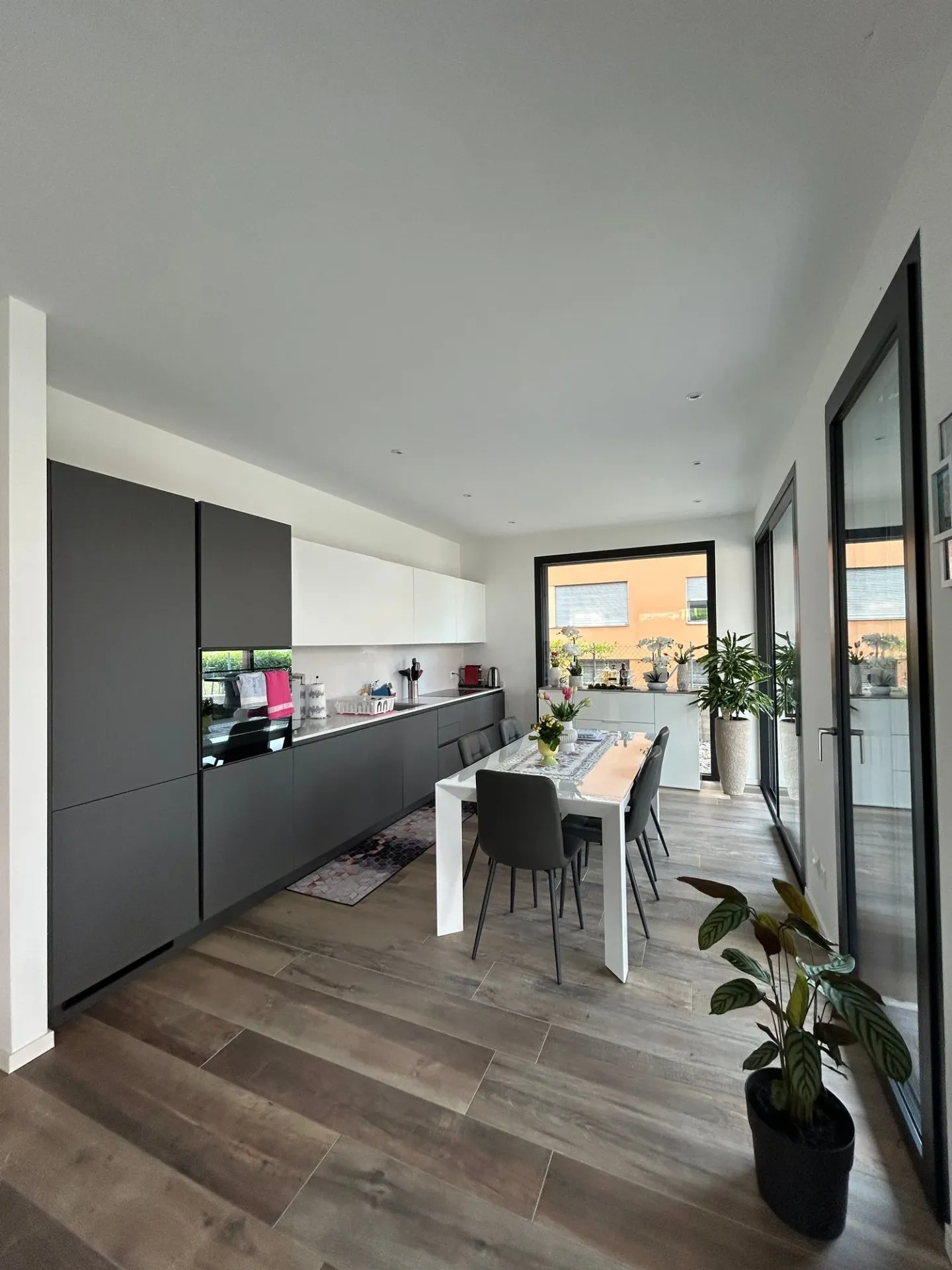 CANOBBIO - MODERN 4.5-ROOM APARTMENT WITH GARDEN FOR SALE - Photo 2 of 11