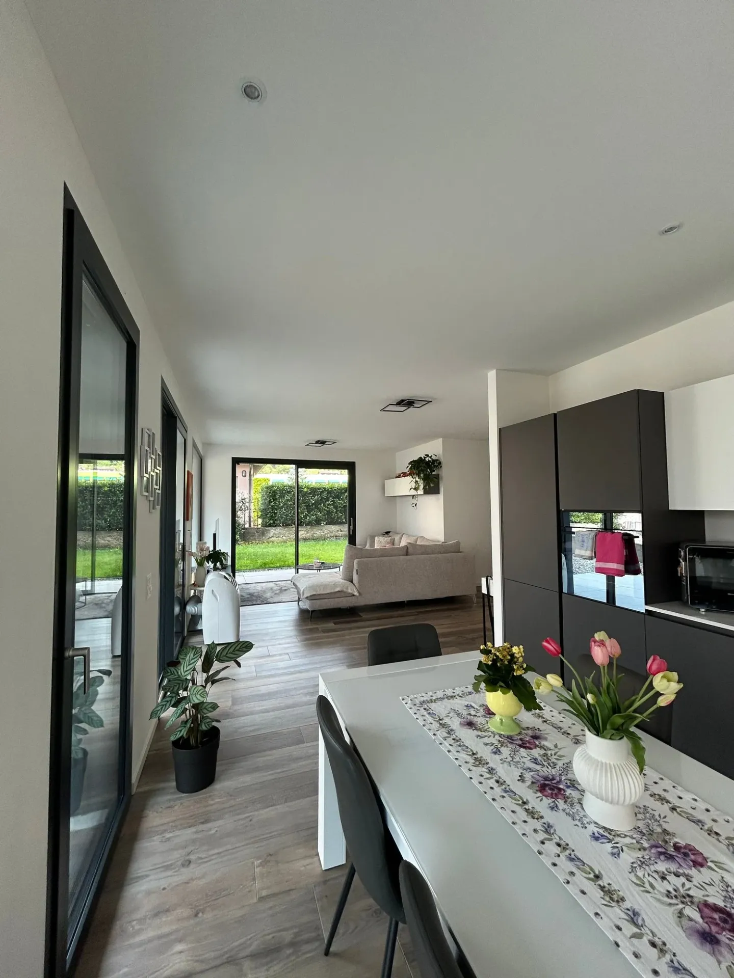 CANOBBIO - MODERN 4.5-ROOM APARTMENT WITH GARDEN FOR SALE - Photo 3 of 11