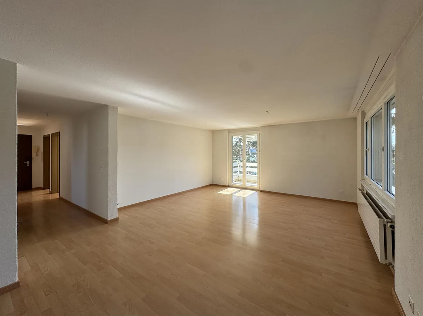 Bright 4.5-room apartment with balcony and panoramic views - Photo 3 of 8