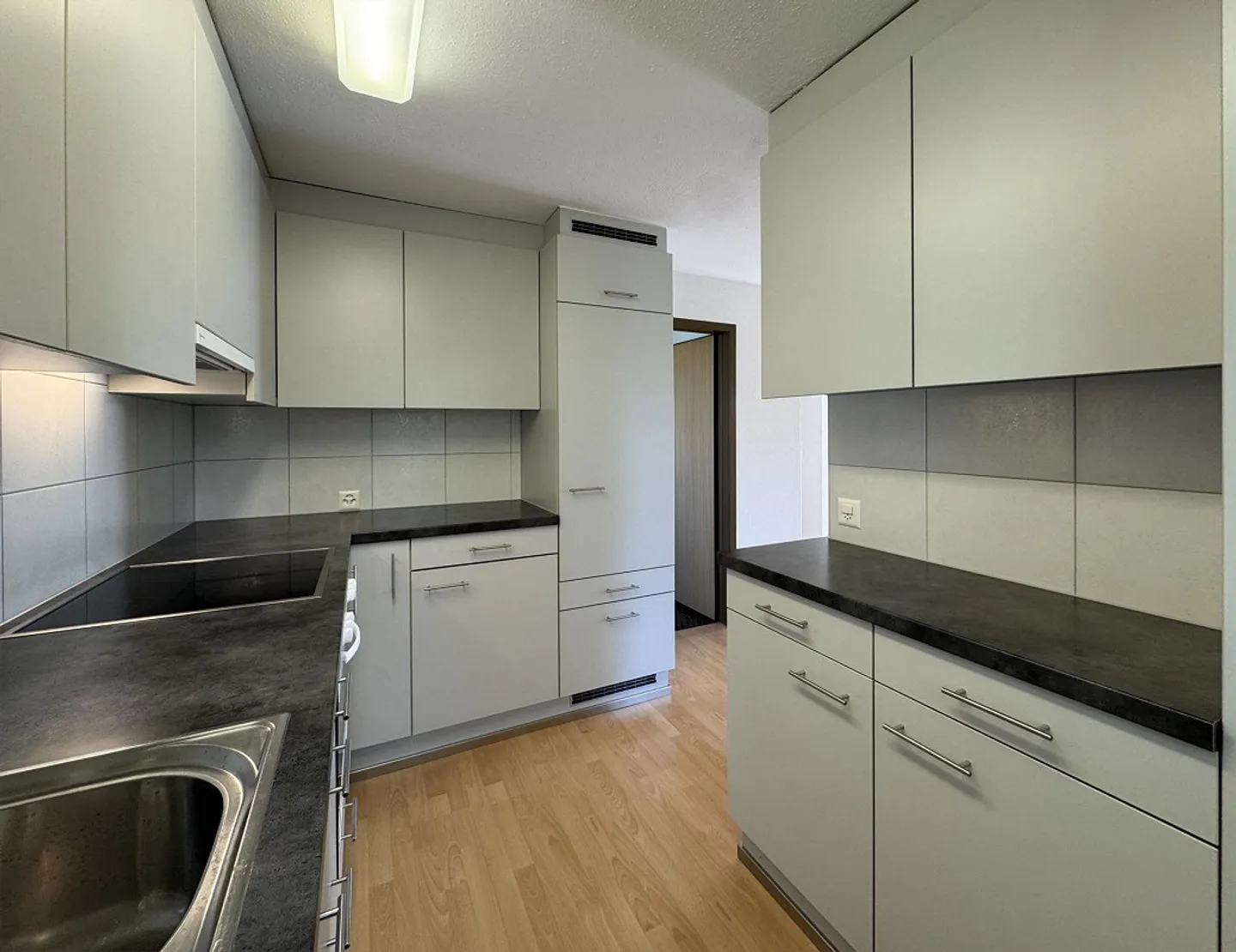 Bright 4.5-room apartment with balcony and panoramic views - Photo 4 of 8