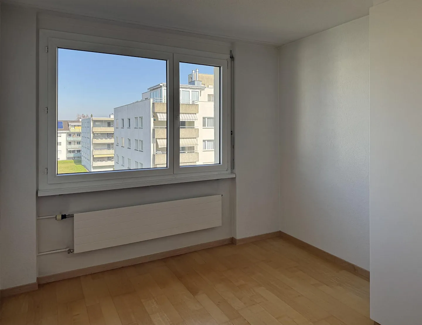 Bright 4.5-room apartment with balcony and panoramic views - Photo 5 of 8