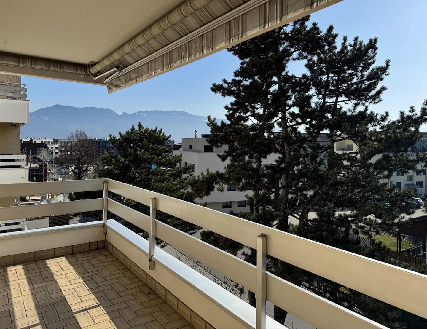 Bright 4.5-room apartment with balcony and panoramic views - Photo 1 of 8