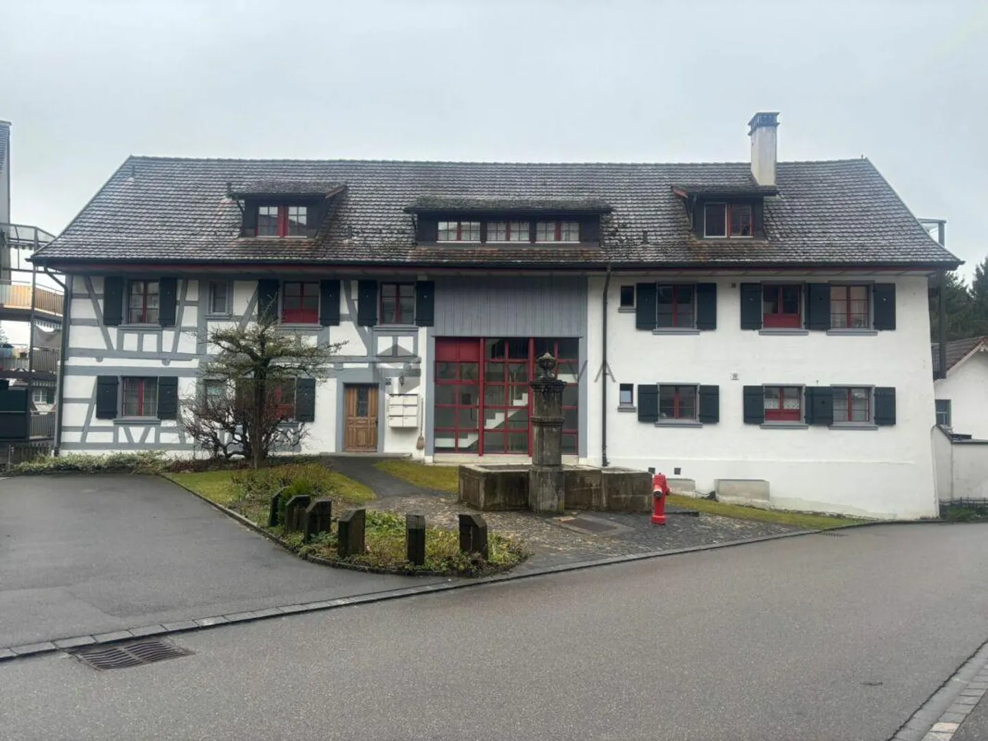 Maison multifamiliale historique avec charme et potentiel de développement - Photo 1 sur 2