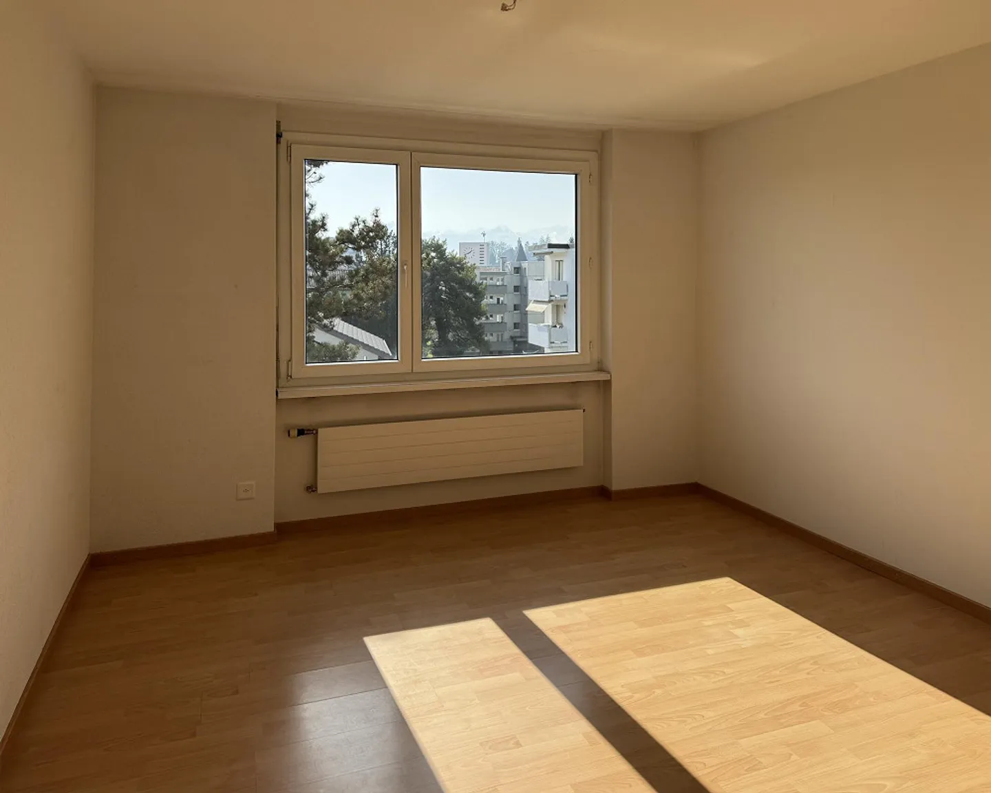 Bright 4.5-room apartment with balcony and panoramic views - Photo 6 of 8