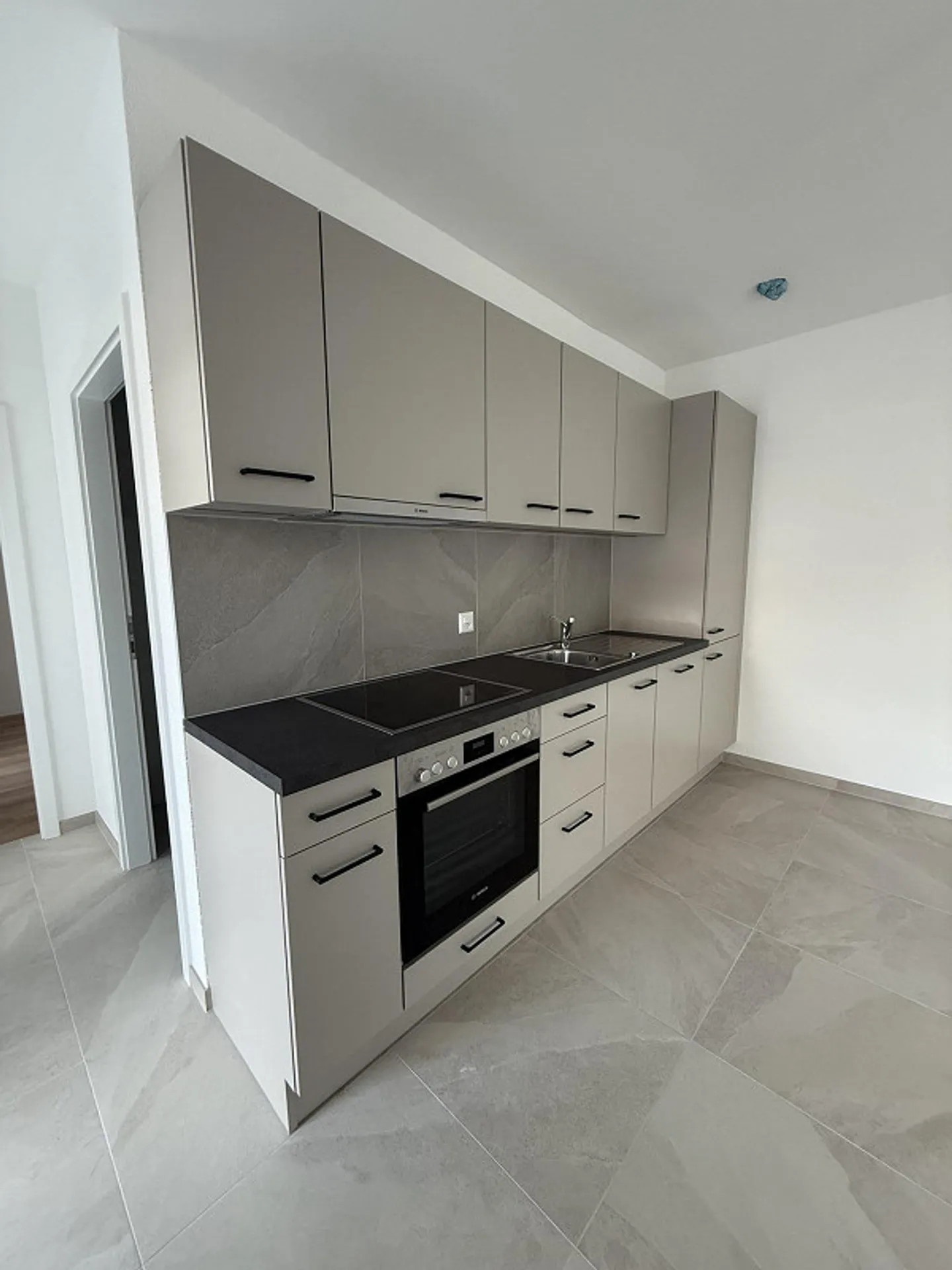 NEW - Never lived in - 2.5 rooms with garden and private basement - Photo 3 of 14