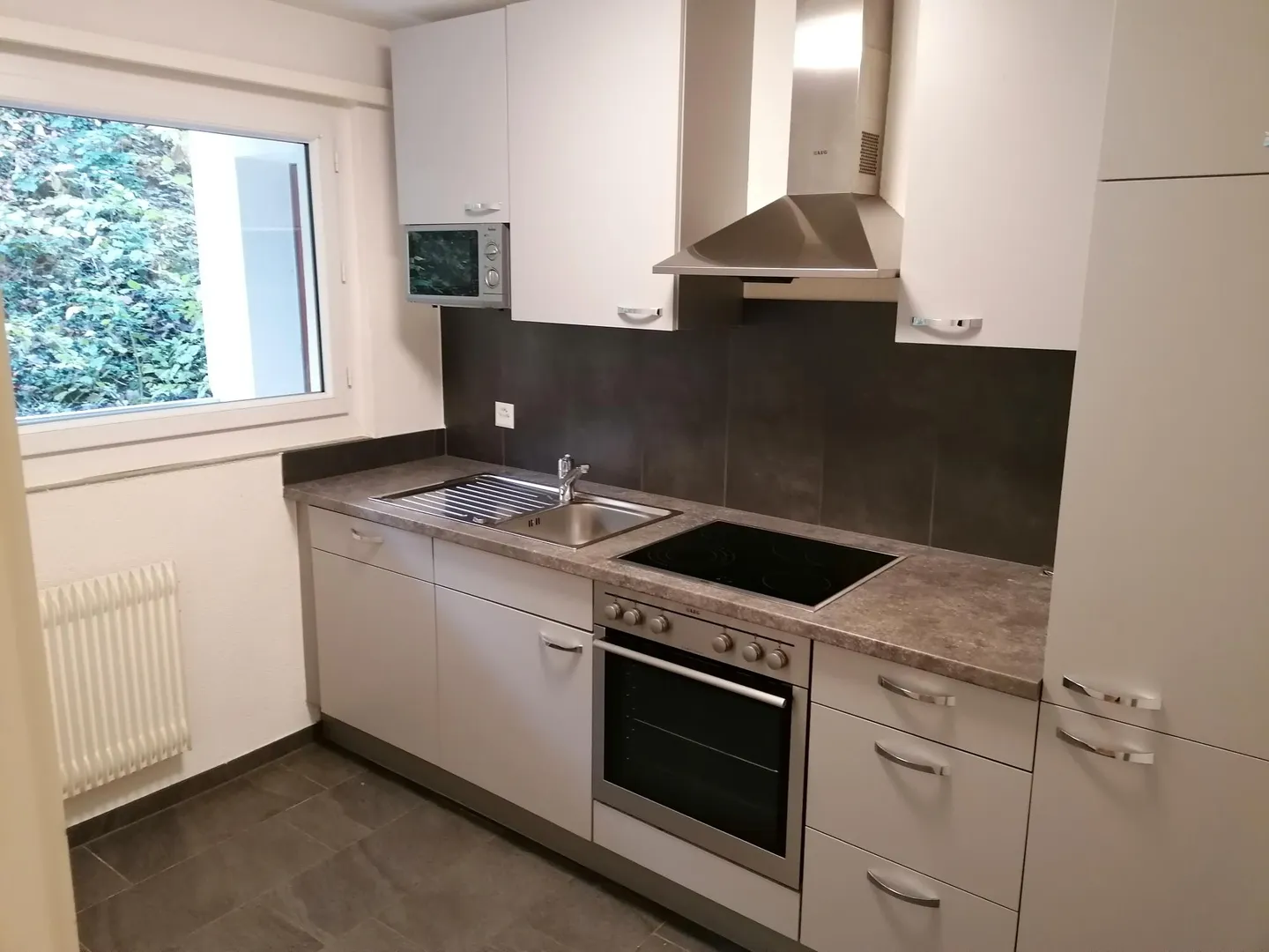 Well-maintained bright 2-room apartment - Photo 3 of 8