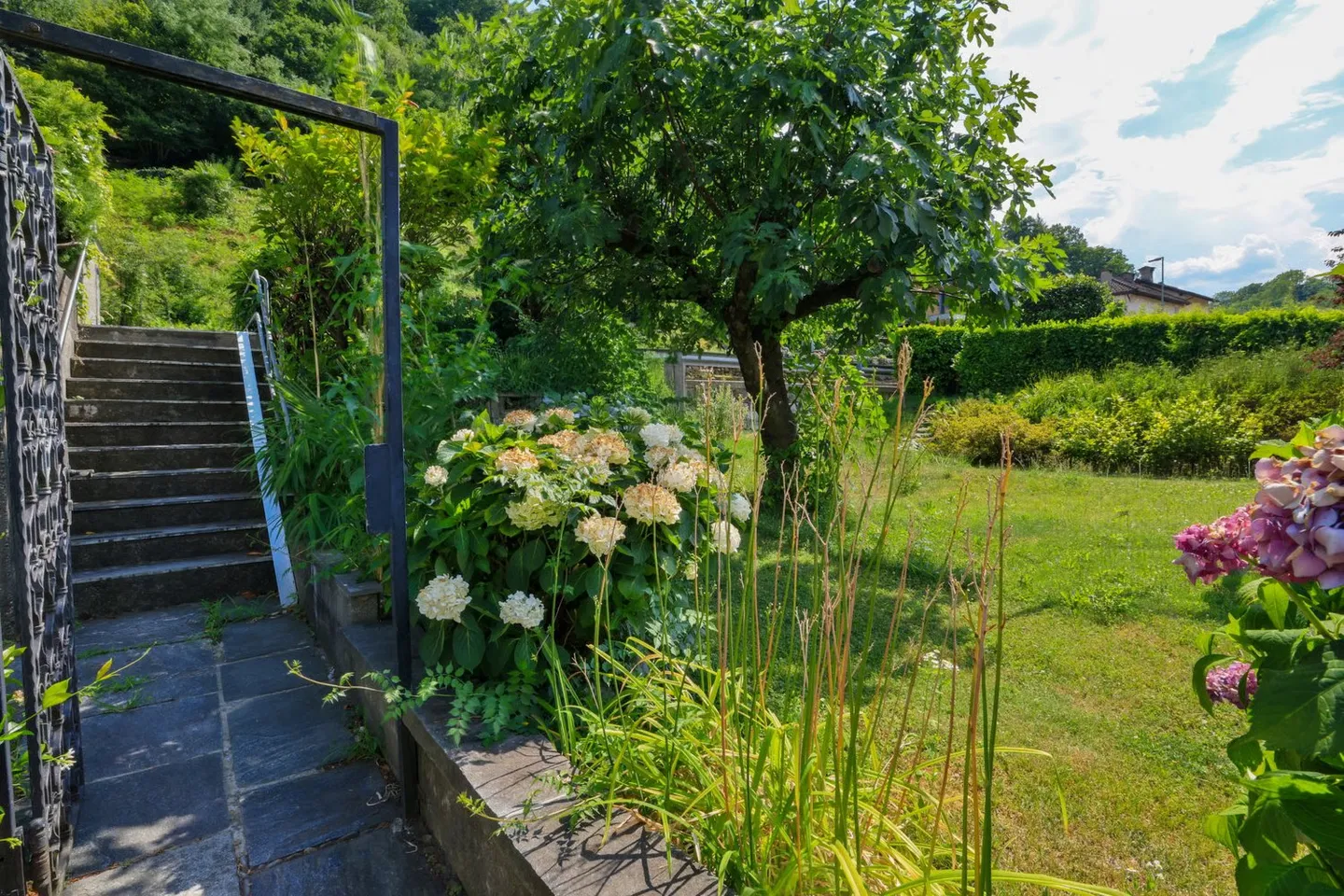 For Family: Charming 4.5-Room Townhouse in Quiet Location of Golino - Photo 8 of 56