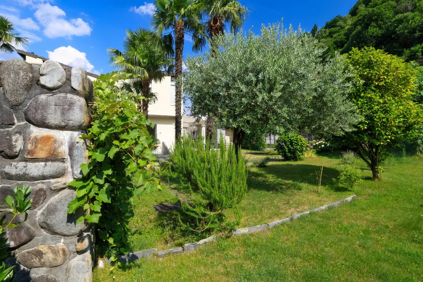 For Family: Charming 4.5-Room Townhouse in Quiet Location of Golino - Photo 16 of 56