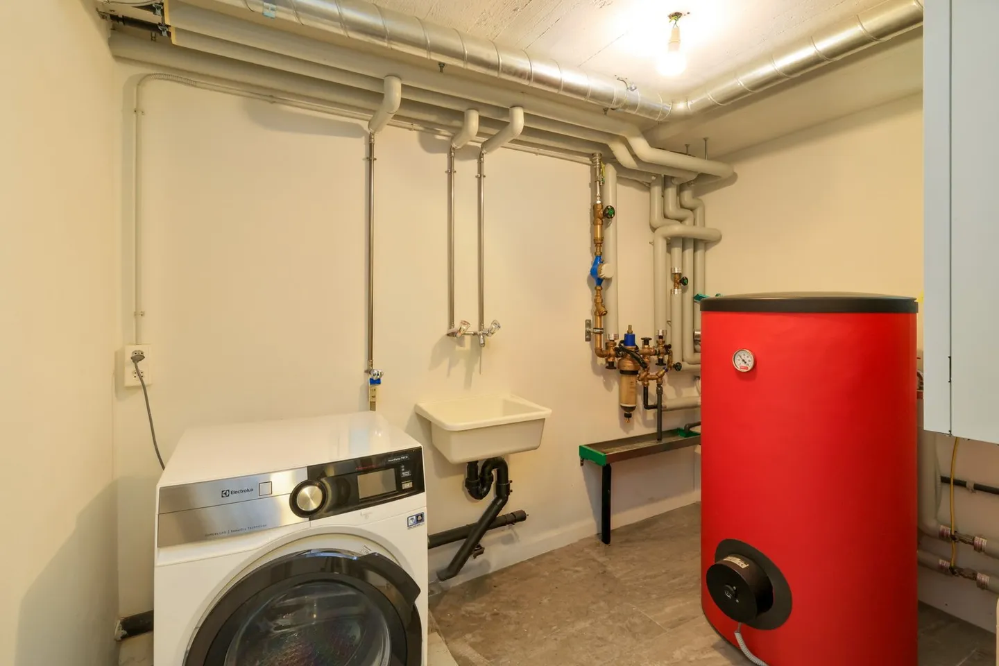 For Family: Charming 4.5-Room Townhouse in Quiet Location of Golino - Photo 30 of 56