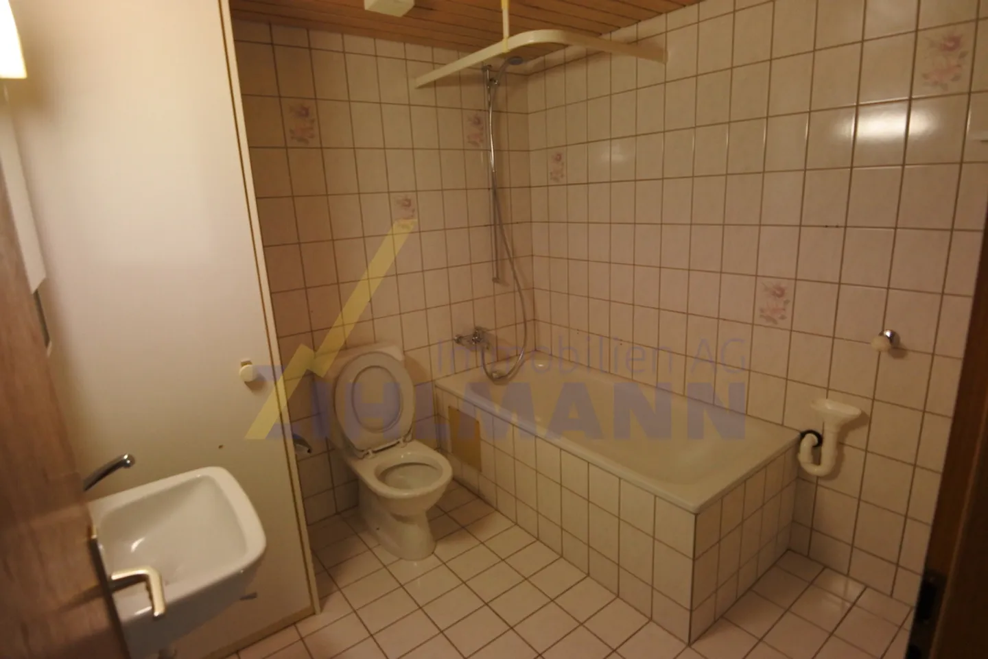 Multi-family house with restaurant - Photo 5 of 11