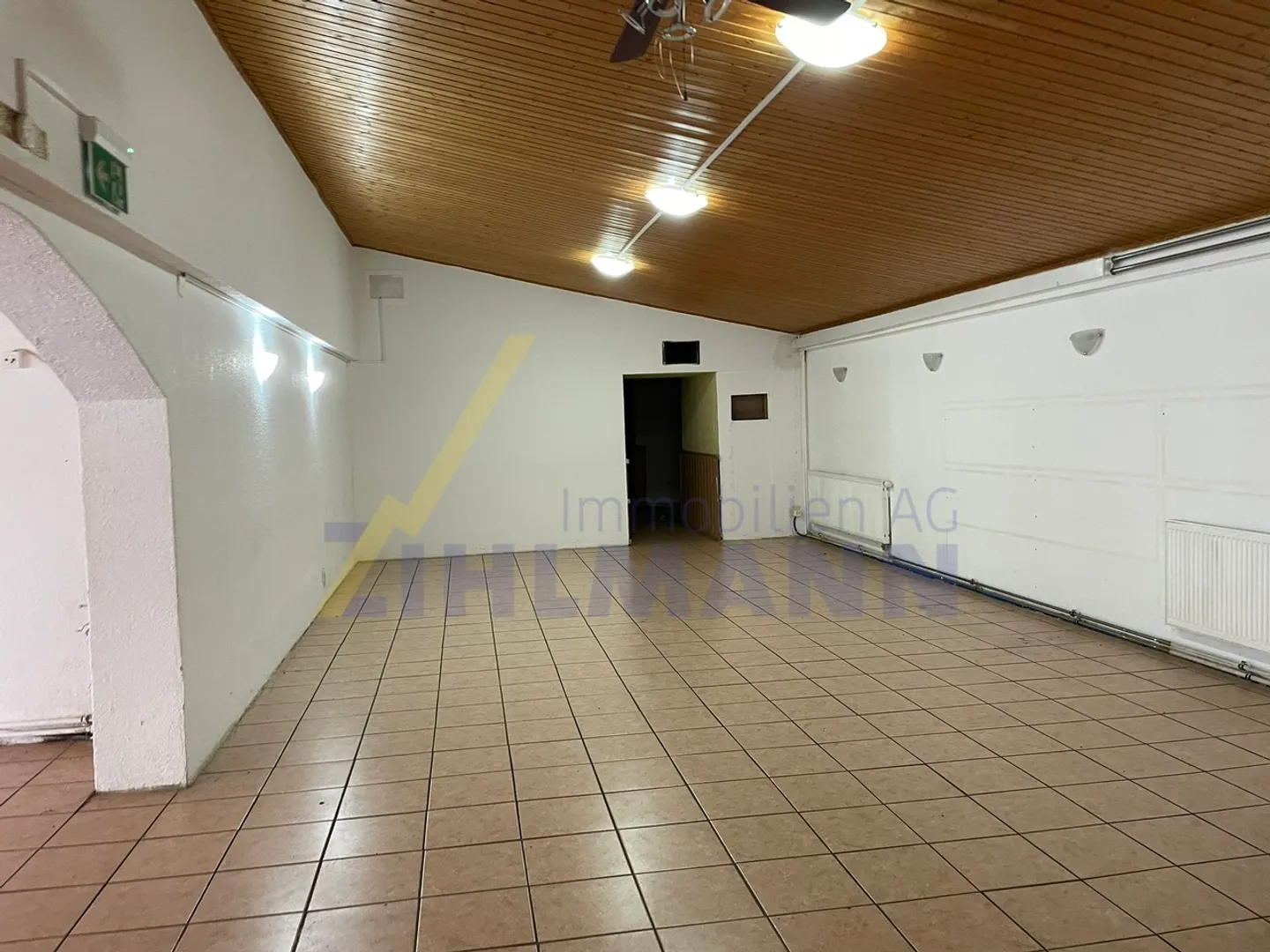 Multi-family house with restaurant - Photo 9 of 11