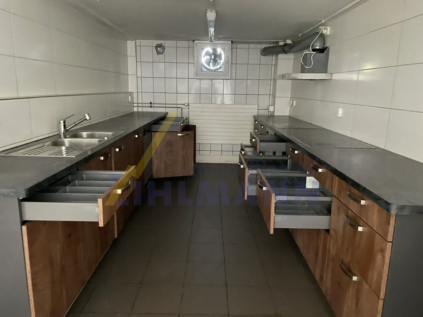 Multi-family house with restaurant - Photo 10 of 11