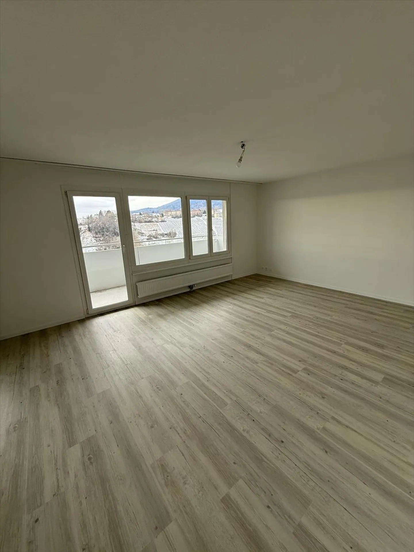 Bell'appartamento di 3,5 stanze ristrutturato con balcone a Boudry - Foto 2 di 20