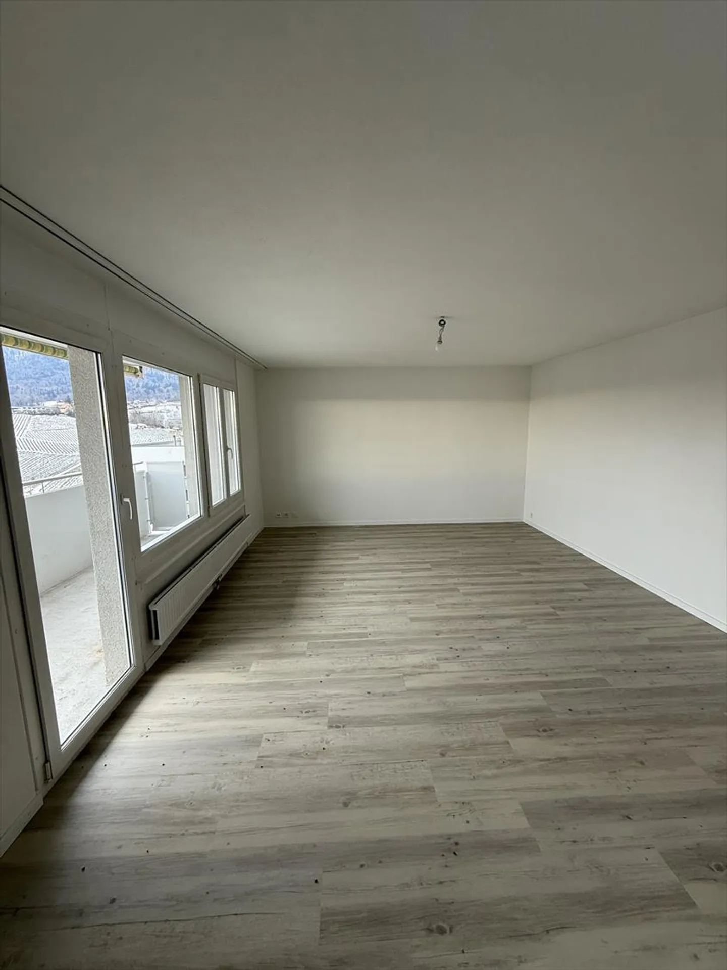 Bell'appartamento di 3,5 stanze ristrutturato con balcone a Boudry - Foto 4 di 20