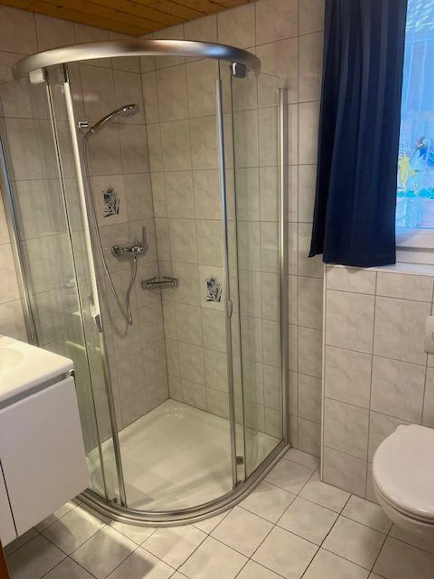 Casa unifamiliare di 7 stanze parzialmente ristrutturata - Foto 3 di 11