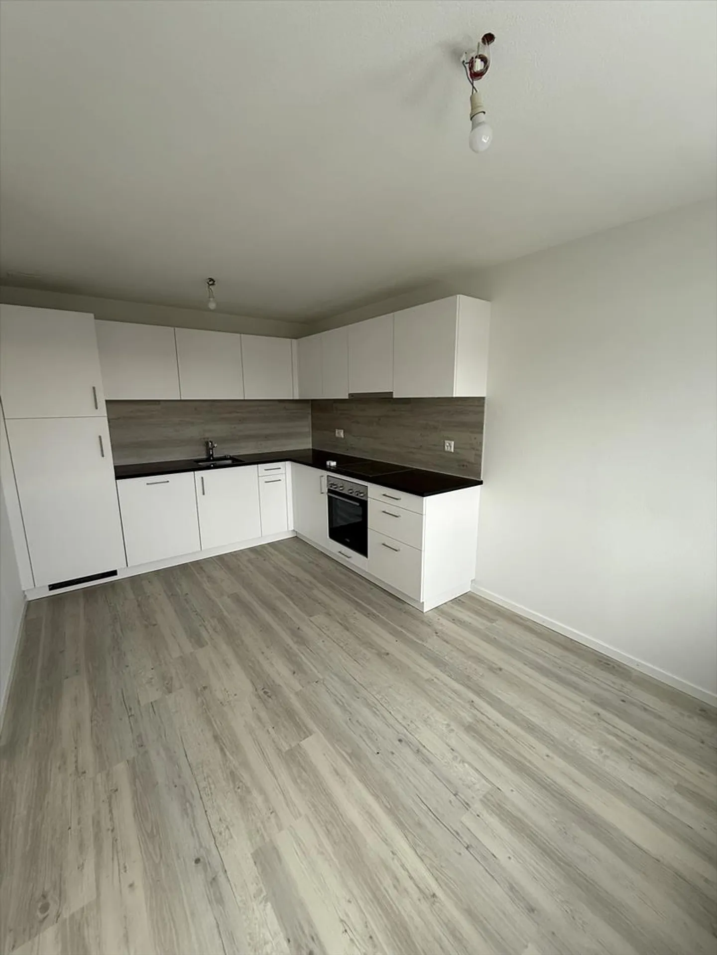 Bell'appartamento di 3,5 stanze ristrutturato con balcone a Boudry - Foto 6 di 20