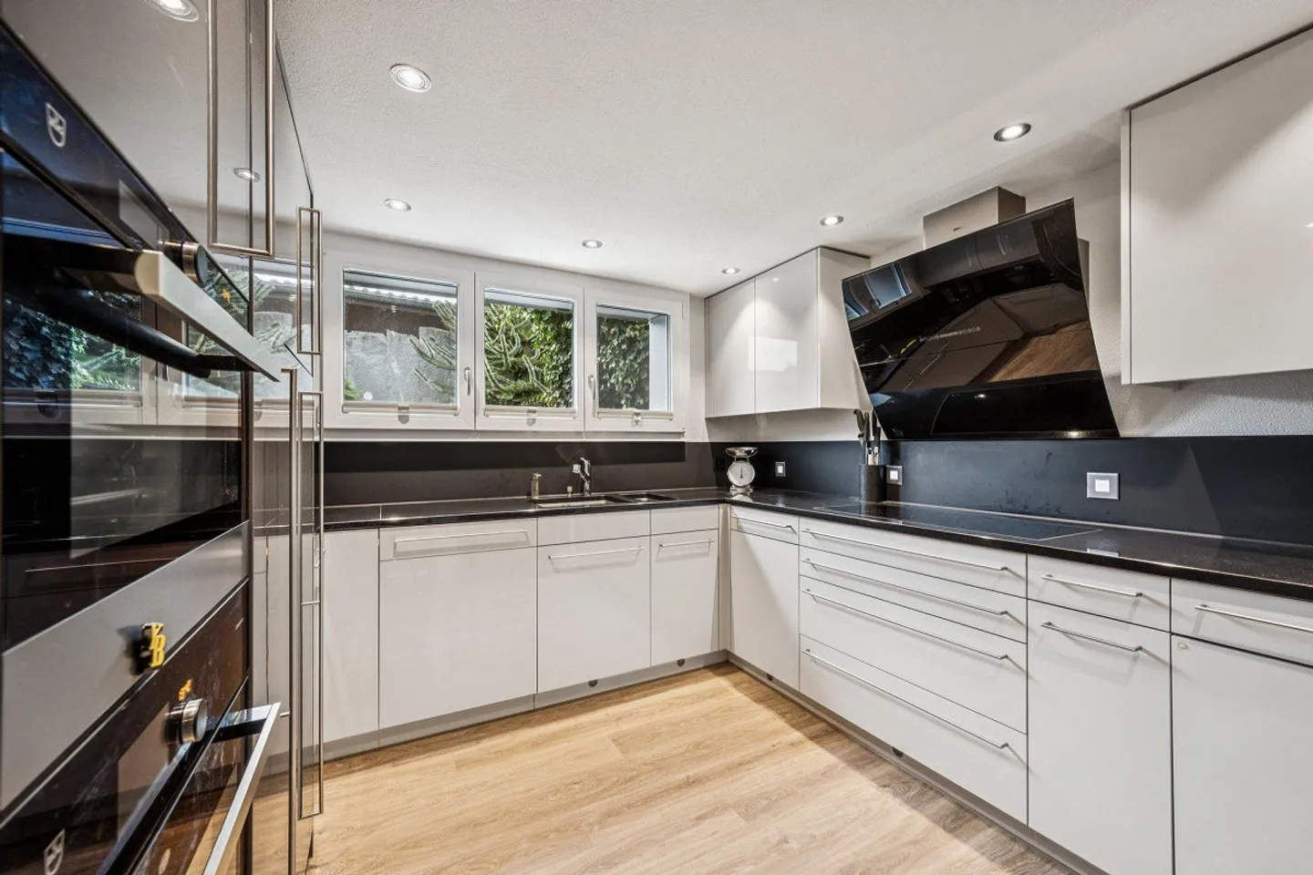 Heimeliges Schmuckstück mit gepflegtem Garten - Foto 2 von 4