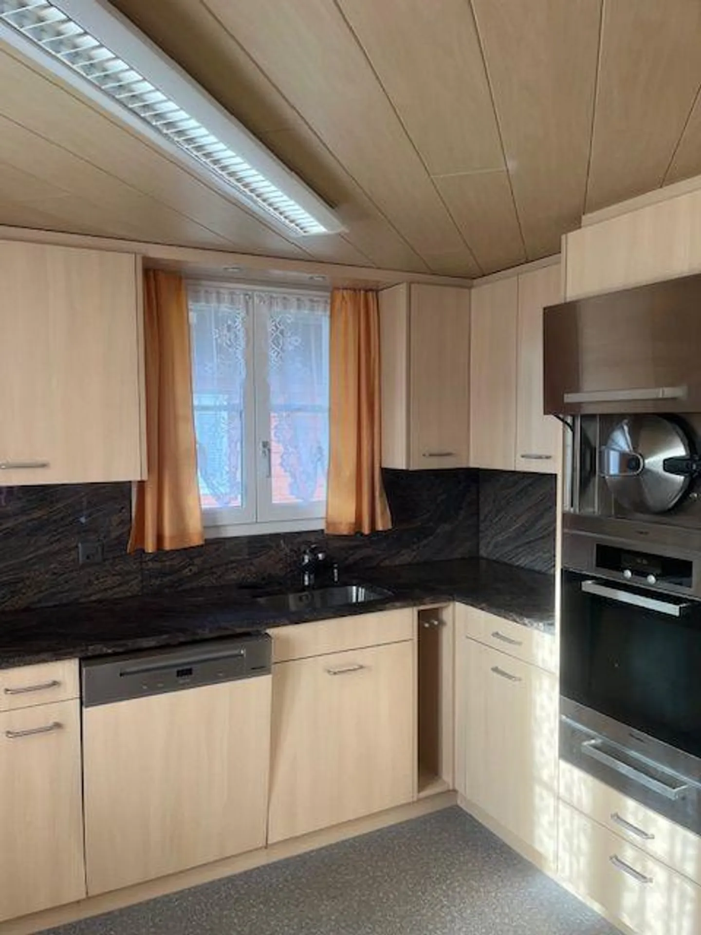 Casa unifamiliare di 7 stanze parzialmente ristrutturata - Foto 5 di 11