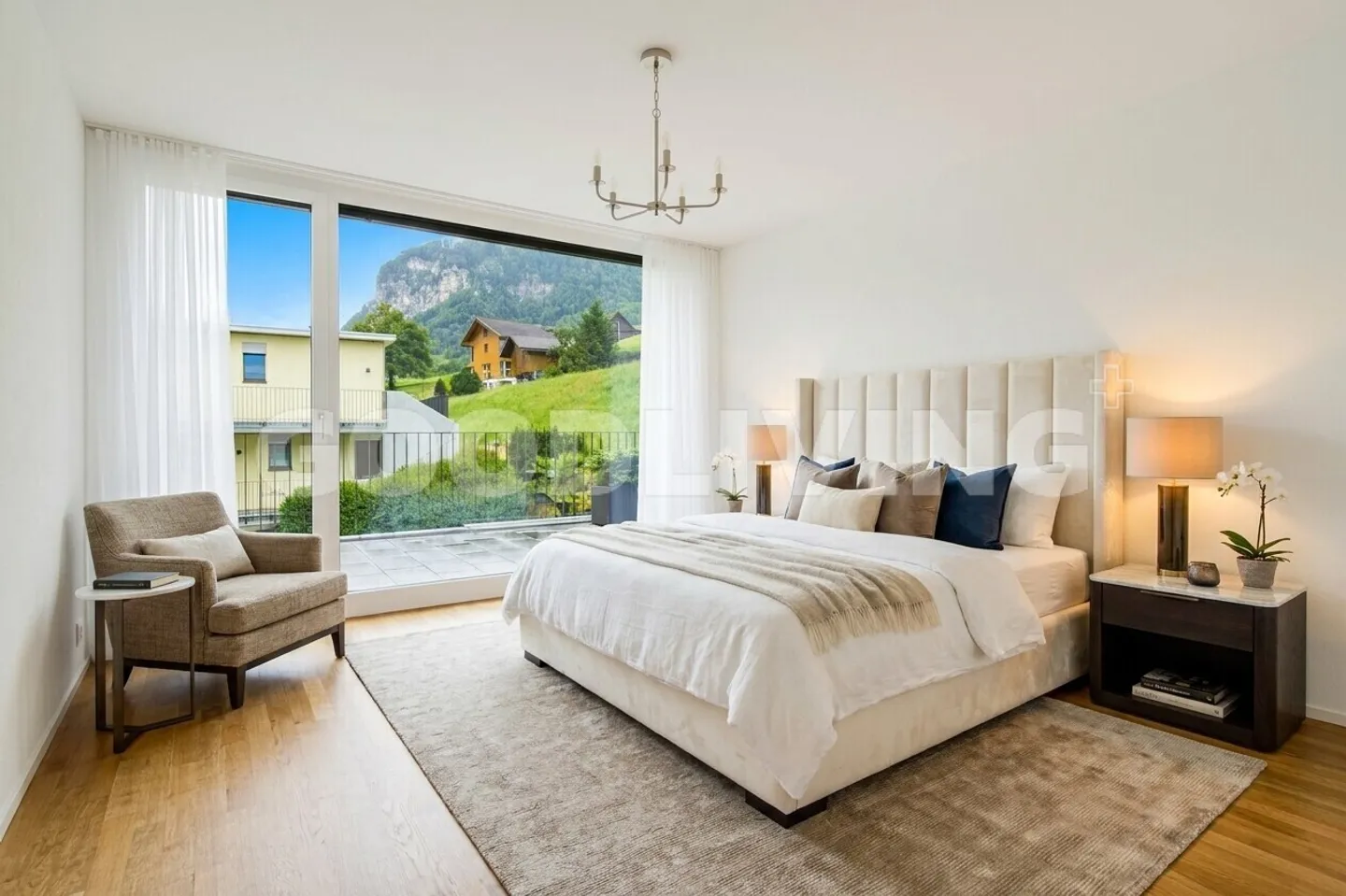 Exclusive penthouse with private lift and unobstructed mountain view - Photo 6 of 7