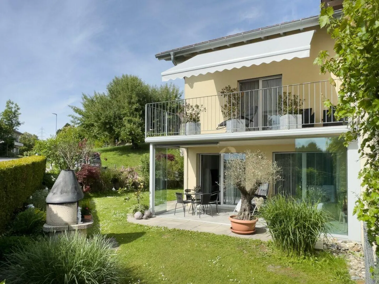 Maison jumelée de 5,5 pièces avec un jardin facile d'entretien, place de parking extérieure et carport - Photo 1 sur 29