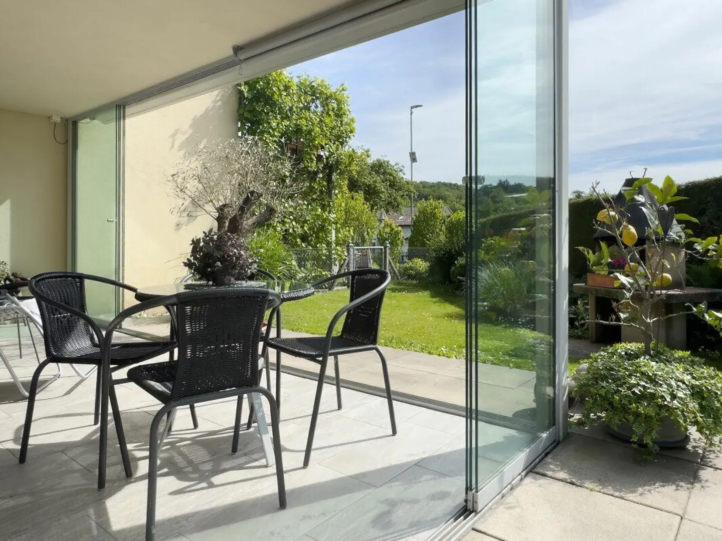 Maison jumelée de 5,5 pièces avec un jardin facile d'entretien, place de parking extérieure et carport - Photo 2 sur 29