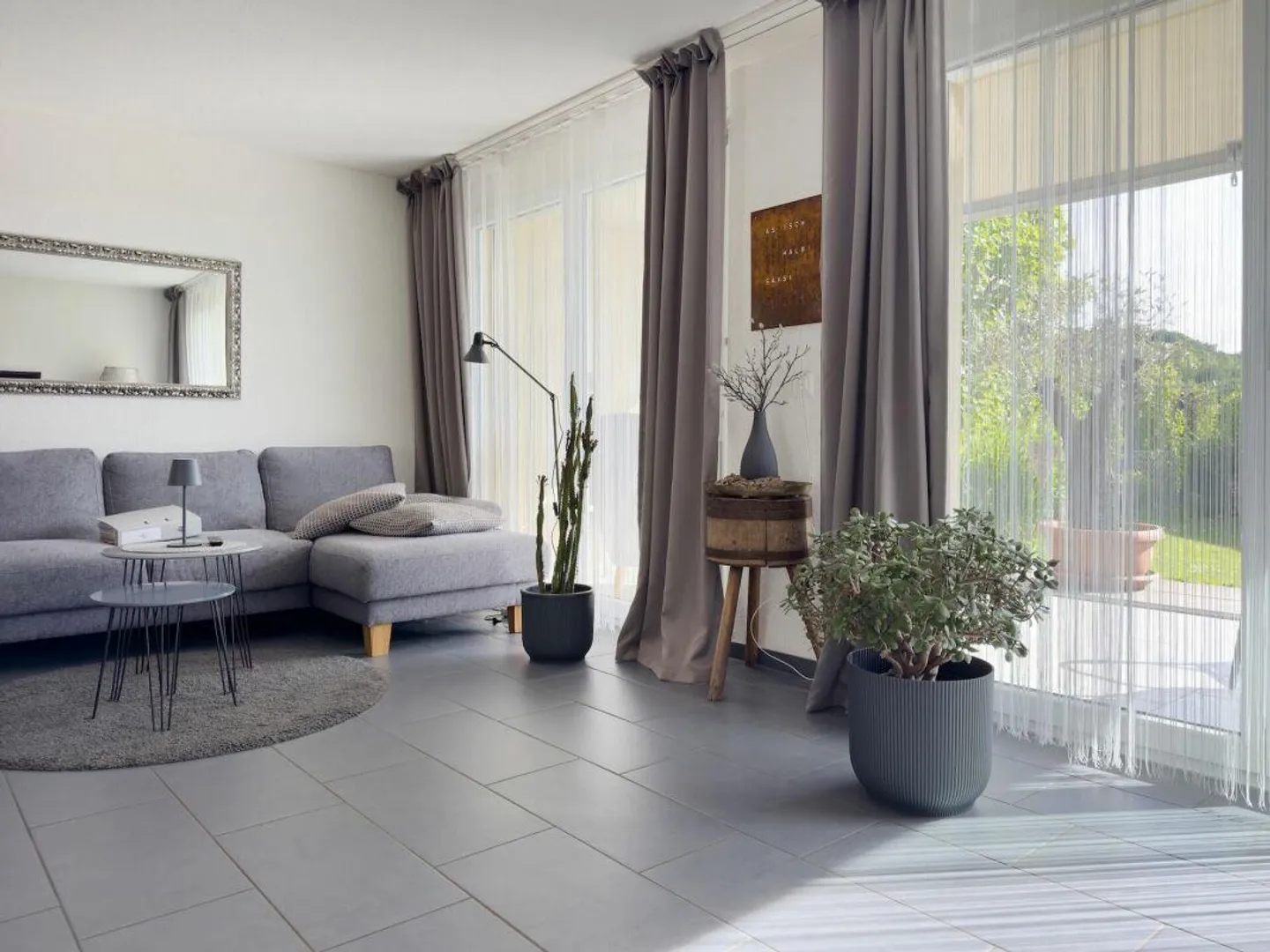 Maison jumelée de 5,5 pièces avec un jardin facile d'entretien, place de parking extérieure et carport - Photo 3 sur 29